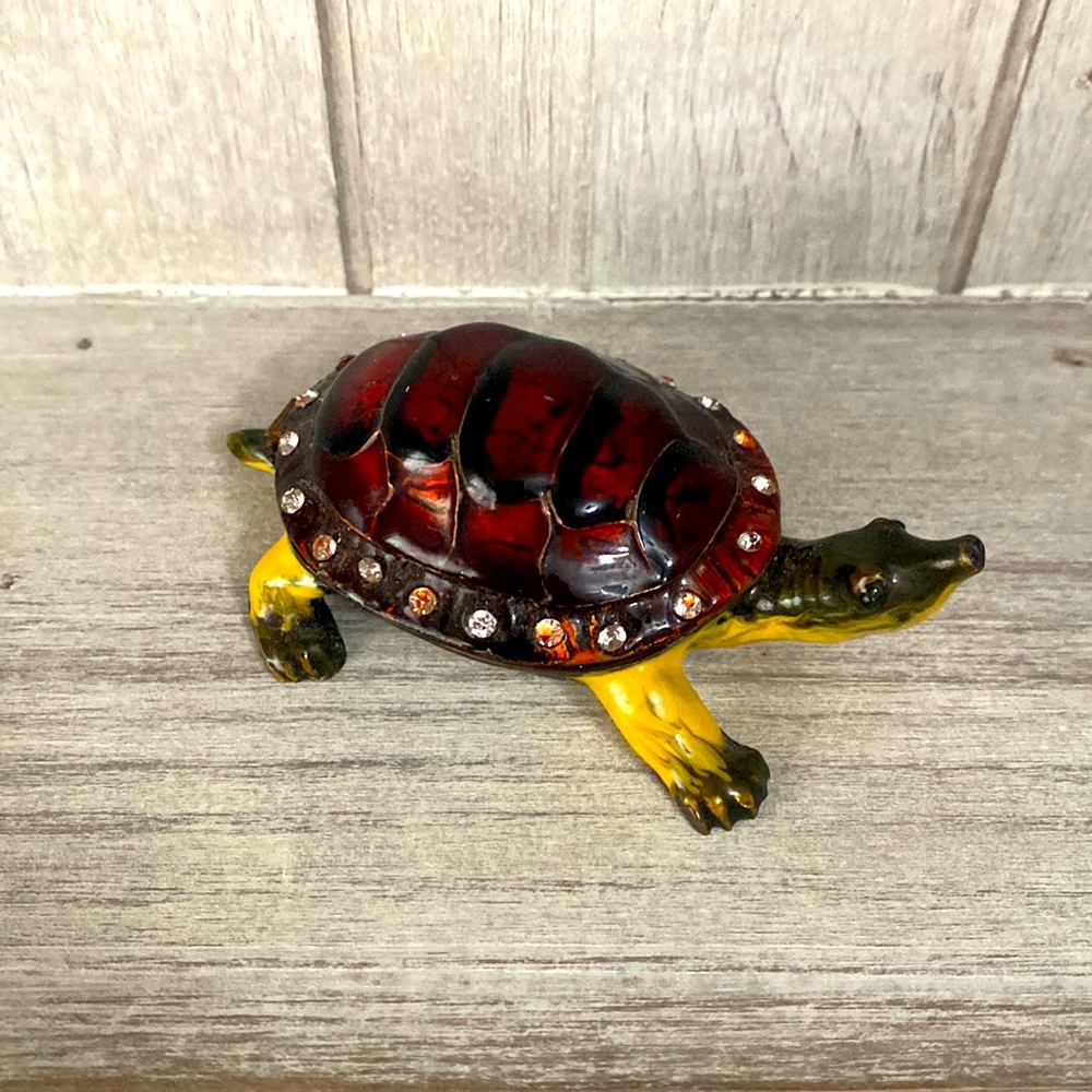 Adorable vintage tortoise enameled ring box